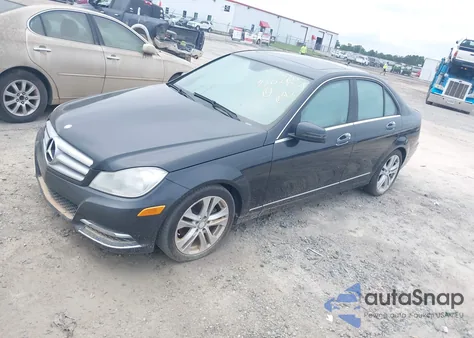 2013 Mercedes-Benz C 250 Luxury z USA, uszkodzony, nr VIN WDDGF4HB7DA785133